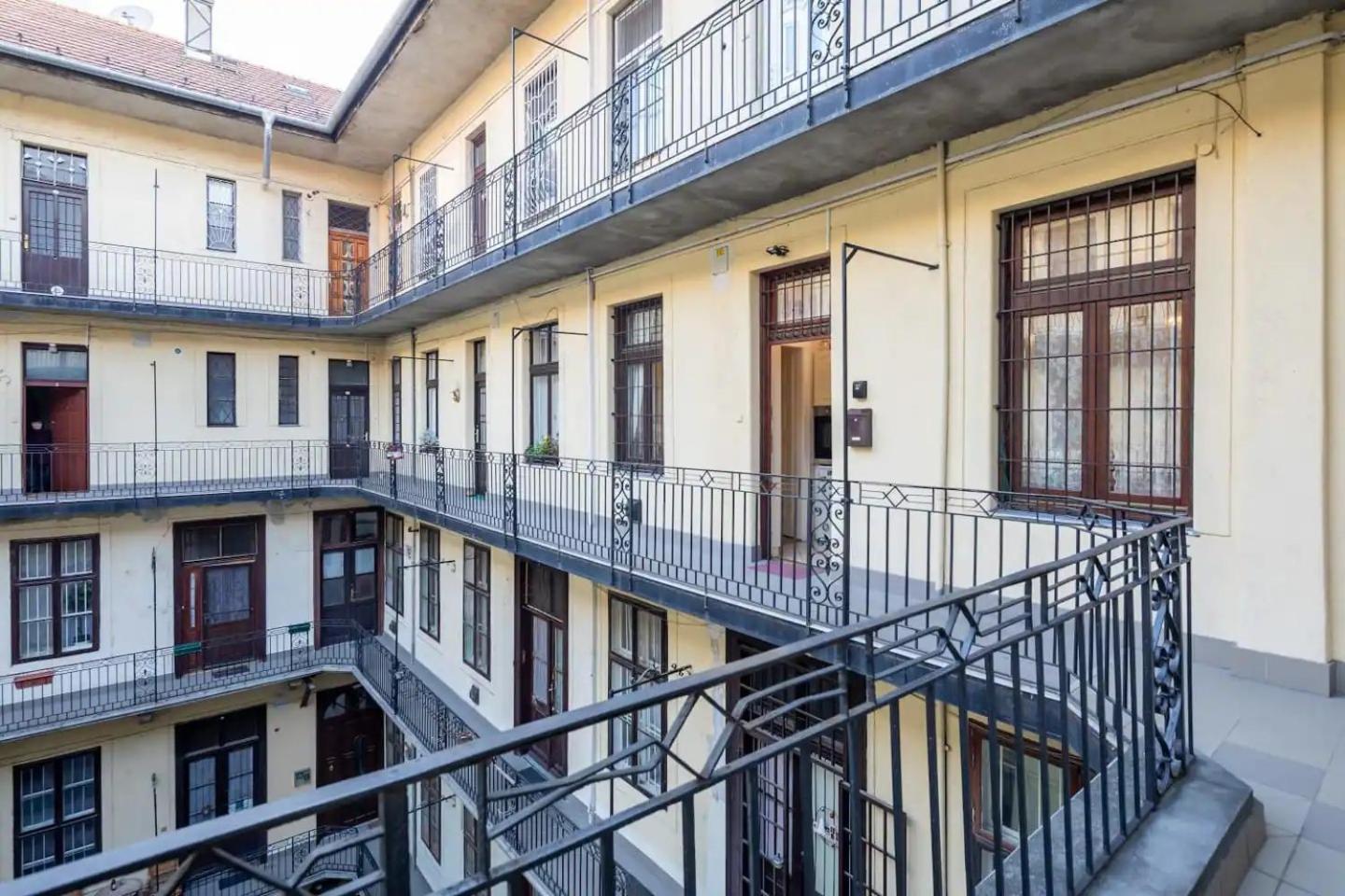Vamhaz Boulevard Apartments Budapest Exterior photo